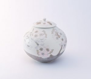 色絵銀彩蓋付壷「春霞の桜」